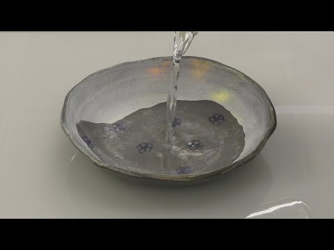 水を注ぐと花模様が現れる花器