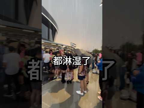 看BLACKPINK演唱會慘遭大雨襲擊！