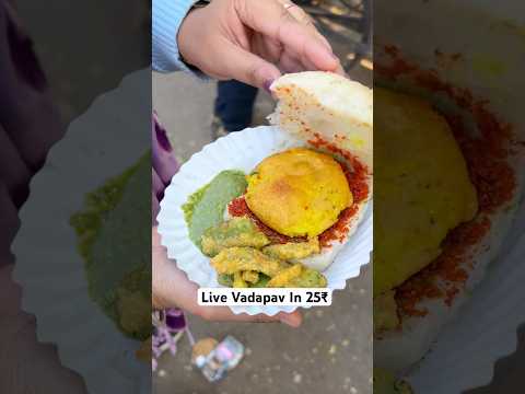 Ahmedabad’s Live Vadapav In 25₹ #trending #shorts #vadapav #streetfood #viralvideo #short #spicy