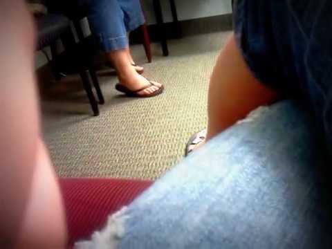 Annoying lady shakes foot!!