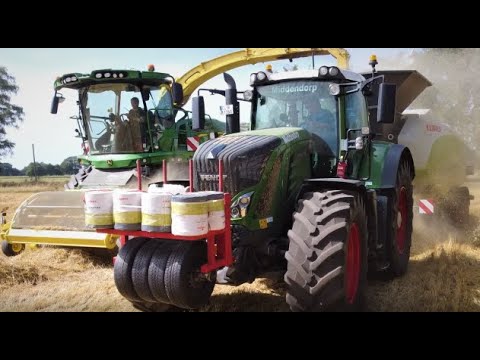 Strohhäckseln und -pressen 2022 mit einem JohnDeere 8800i und einem Fendt 939 im südlichen Emsland