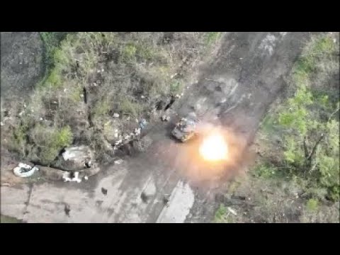 ウクライナの兵士とロシアの戦車との戦い