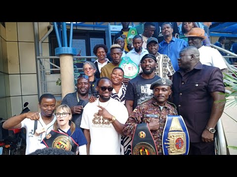 CRAWFORD-ABANYWI B'ENJAGA N'ABAWOMERWA ABAKAZZI MWERABIRA WORLD TITLES.