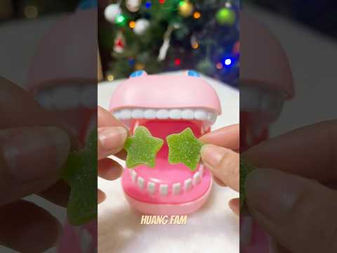 HUNGRY HIPPO EATING GREEN STAR GUMMY CANDY