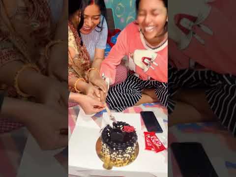 🥳 Mom is too hungry for the cake 🎂 #newyear #happy #trending #goviral