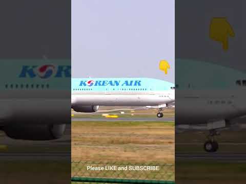 Korean Air B777 SCREAMS OUT OF FRANKFURT