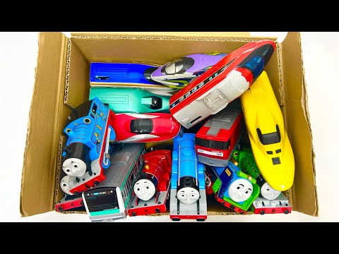 きかんしゃトーマスや色んなおもちゃ達が箱から出てくる。Thomas the Tank Engine toys come out of the box.