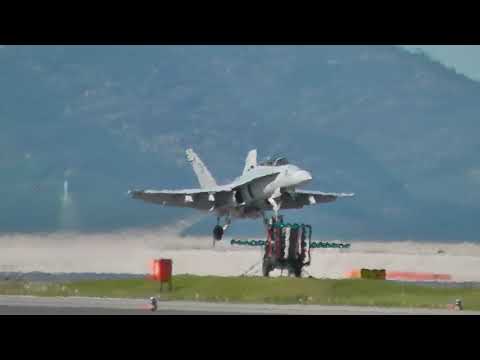 F/A-18 空母着艦デモ