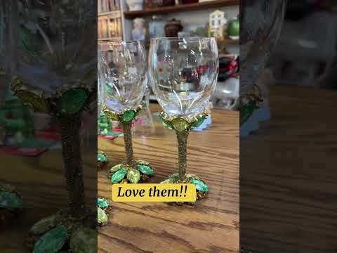 Who else is obsessed with Wicked?? These wine glasses gave me all the Green Witch vibes??? 💚LOVE💚