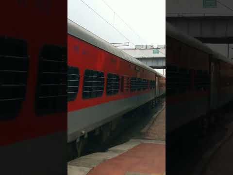 22931 Bandra Terminus Jaisalmer Express At Full Speed Skip Dahanu Road #shorts #dahanu #trainspeed