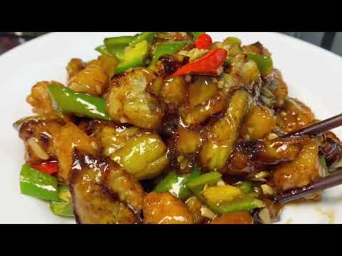 肉段烧茄子｜也叫酥肉烧茄子，荤素搭配，口感特点鲜明｜肉段｜茄子｜青红辣椒｜