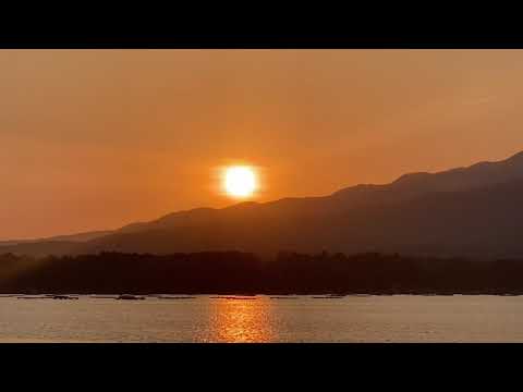 佐渡加茂湖の夕日。11日、佐渡は晴れ☀️帰り道に、夕日がとてもきれい✨加茂湖沿いの田んぼに映る金北山も美しい😍