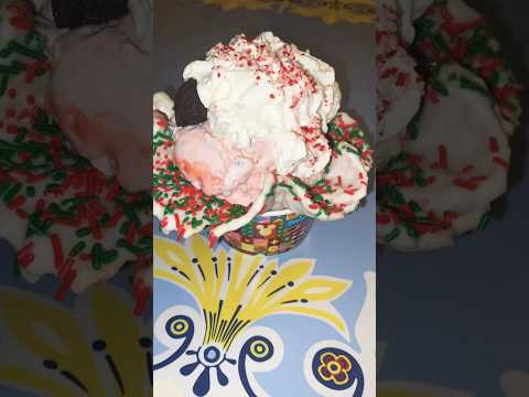 Peppermint ice cream sundae from Gibson Girl ice cream parlor in Disneyland #christmas #disneyfood