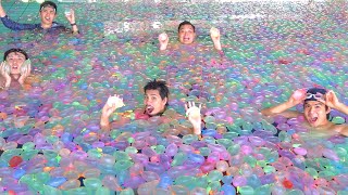 55,000個の水風船をプールに入れてみた結果！？55,000 WATER BALLOON IN POOL