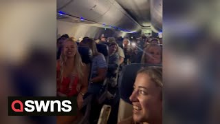 Taylor Swift fans have singalong on delayed flight | SWNS