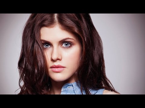 SEXY ALEXANDRA DADDARIO PHOTOS: Pantyhose, Stockings, Tights,Heels, Mini Skirt,MiniDress