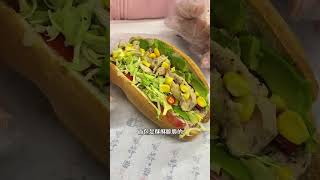 减脂餐首选的三明治 要了个牛油果鸡胸肉的，味道还不错 #减脂餐打卡 #三明治