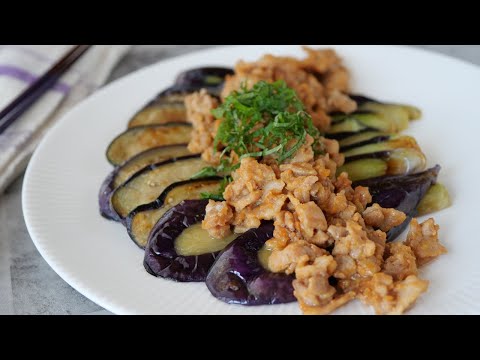 【おかずはこんなんでいい♡塩もみ茄子のステーキ肉味噌乗せ】「色よく焼けてめちゃうま♪」少量の油ですぐ焼けます。「まるめし」 |  Eggplant Side Dish