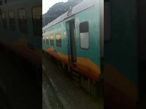 Ahmedabad Humsafar Express Skip Umroli And Cross Passenger Express At Full Speed #shorts #humsafar