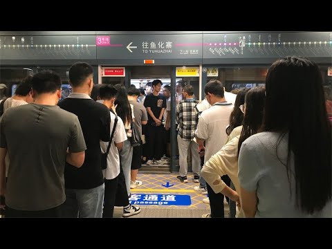 工作日早高峰西安地铁：人多秩序好，排队上车，上不去就等下一趟