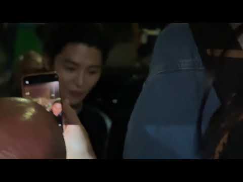 김석우 Rowoon signs autographs at Bottega Veneta SS25 show. #rowoon #bottegavenetass25 #김석우 (slow-mo)