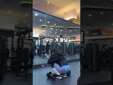 운동하다가 힘들어하는 헬린이