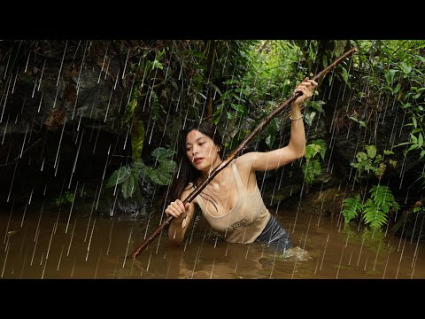 SOLO CAMPING SURVIVAL IN THE RAIN FOREST - RELAXING IN THE TENT WITH THE SATISFYING SOUND AND NATURE