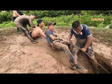 10 Hunters Rescues One Young Man Trapped Under Cave Of Crocodiles And Giant Pythons