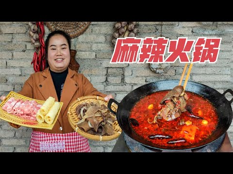 麻辣火锅，配新鲜毛肚，牛肉卷，响铃卷，蘸上糊辣椒蘸水，太香了【梅子美食】