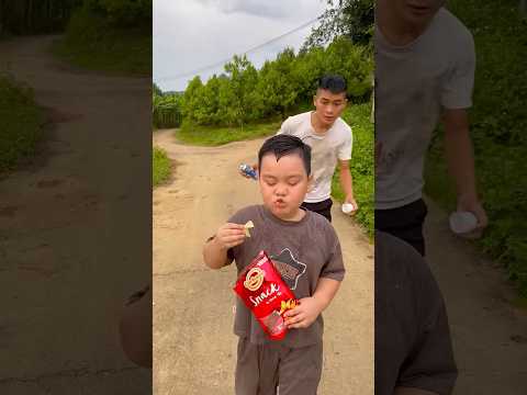 Cậu bé tốt bụng và anh trai hài hước #shorts #funny #comedy #part2