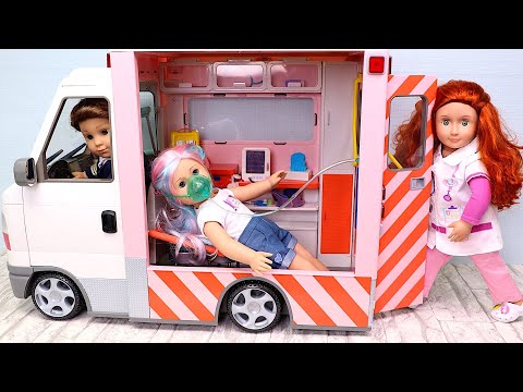 In the ambulance! Play Dolls doctor stories for kids!