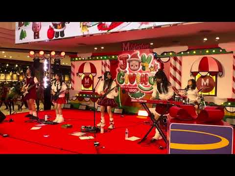 20241221 ไม่รักไม่ต้อง - นิวจิ๋ว (Performed by Zizters) @The Mall Bangkapi Joy of Giving 2025