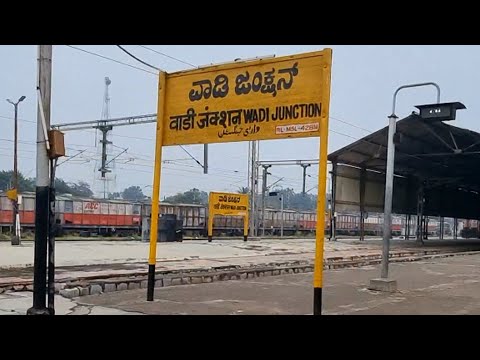 Wadi Junction 12701/Hussain Sagar SF Express Arriving, Indian Railways Video in 4k ultra HD