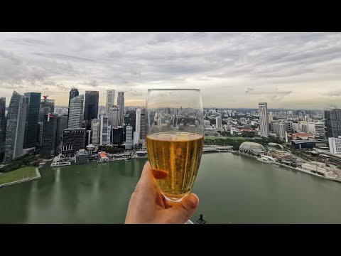 Enjoy great cocktails with the stunning view of the Singapore city skyline on MBS rooftop restaurant