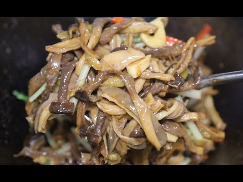 The special home-cooked dish ”Fried Pork Belly with Velvet Antler Mushroom” is especially delicious