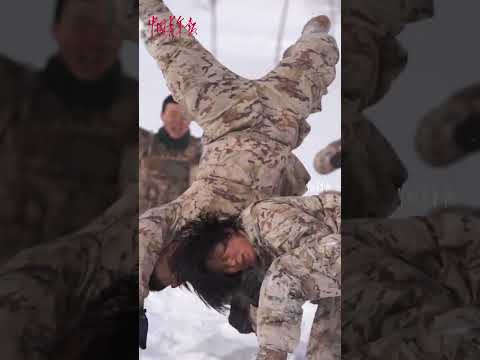 男兵和女兵雪地“摔擒”友谊赛，你觉得谁更胜一筹？#解放军#部队#摔跤#shorts