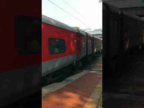 12263-Pune Hazrat Nizamuddin Duronto Express Skip Dahanu Road At Full Speed #shorts #durontoexpress