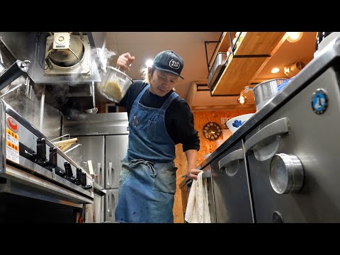 Opens at 7:00 a.m. The owner manages the busy store by himself / Japanese Ramen Restaurant in Osaka