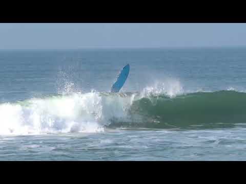 ブラジルの壮大な海で世界のトップを目指す若手サーファーたちの挑戦