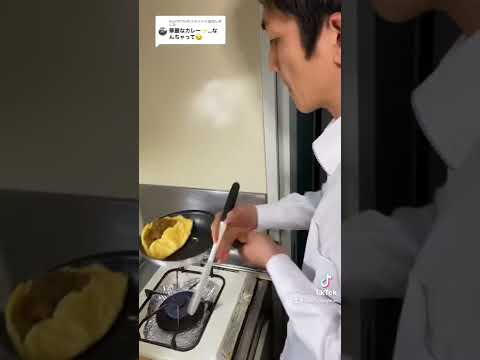 【完全保存版】オムレツが宙を舞いカレーが飛び出すオムライスの作り方 #omelette  #shorts  #オムライス  #オムレツ