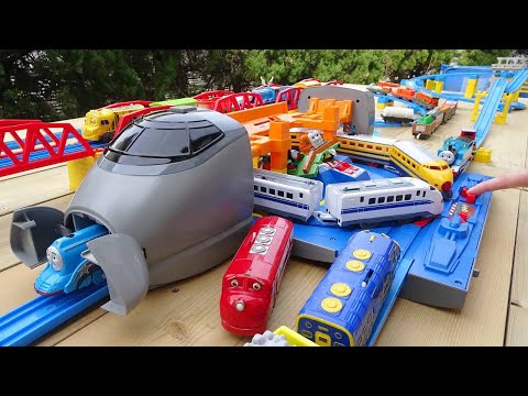 Thomas the Tank Engine ☆ Shinkansen Big Swallow Station Course & Thomas Friends Lots of Freight Cars