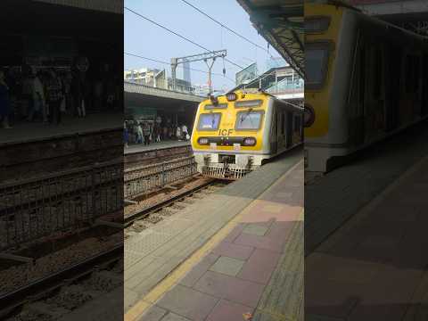 Jalna mujhe aata hai #love#localtrain #mumbai #trending #viralvideo #shorts #viralshorts #lovestatus