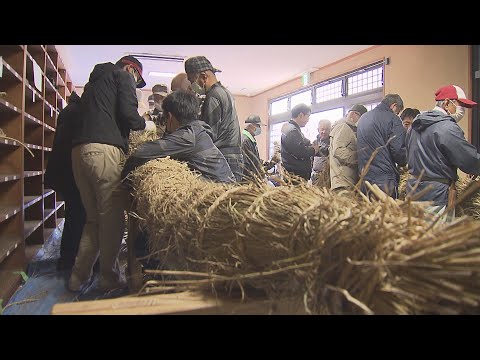 直径1m長さ8m重さ300kgの大しめ縄づくり　長崎市の諏訪神社で新年の準備