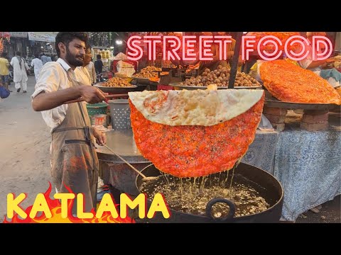 Look at THIS GIANT flatbread! Street Food Pakistan