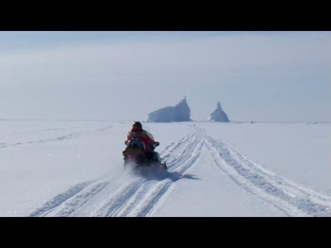 Going towards an iceberg on a snowmobile trapped in Rockstock Bay - Nanoq 2007 expedition