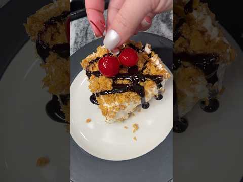 🍦🔥 Unbelievable Fried Ice Cream Cake: How Does it Stay Crunchy?! 🤯 #FoodMagic #Shorts