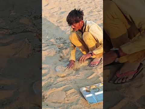 India 🇮🇳 How do they wash our plate in the desert? 在印度沙漠直接用沙子洗盘子超干净 😂