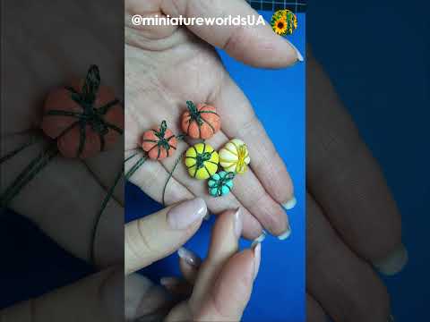 Fall decor in a dollhouse. Miniature wreath with pumpkins and yellow leaves. #falldecor #fallwreath