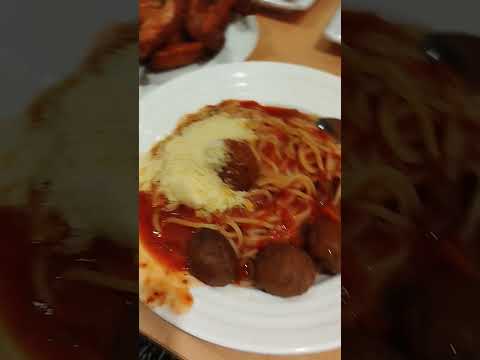 Eating spaghetti and fried chicken #shortviral #food #spaghetti #friedchicken