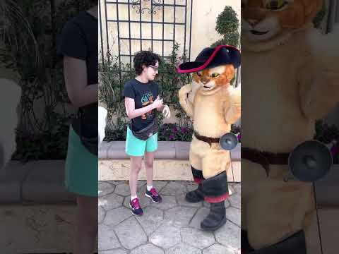 Meeting Puss in Boots & Kitty Softpaws at Universal Orlando 2nd time